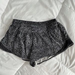 Lululemon hotty hot shorts 2.5 low rise